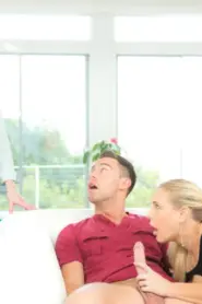 Encuentro a mi madrastra follandose a mi novio